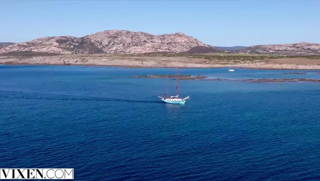 Худенькая брюнетка с длинными волосами верхом на большом члене